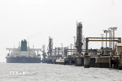 Một cơ sở khai thác dầu trên đảo Khark của Iran ở ngoài khơi vùng Vịnh Persian. (Nguồn: AFP/TTXVN)
