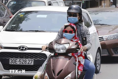 Nhân dân Thủ đô tham gia giao thông trong nắng nóng gần 40 độ C. (Ảnh: Doãn Tấn/TTXVN)
