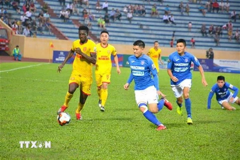 Các cầu thủ Than Quảng Ninh trong trận gặp Nam Định ( áo vàng). (Ảnh Công Luật/TTXVN
