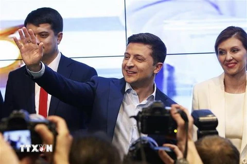 Tổng thống đắc cử Volodymir Zelensky (giữa) vẫy chào những người ủng hộ tại Kiev, Ukraine. (Nguồn: THX/TTXVN)