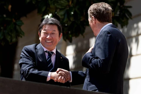 Bộ trưởng Tái thiết kinh tế Nhật Bản Toshimitsu Motegi và Đại diện Thương mại Mỹ Robert Lighthizer. (Nguồn: AFP)