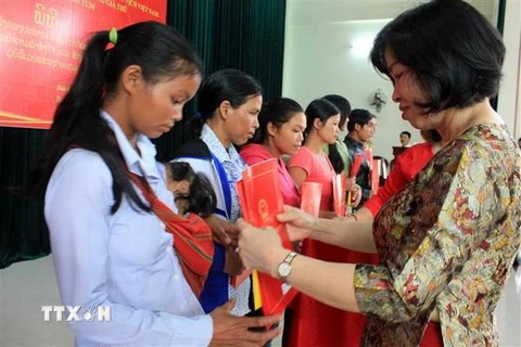 Trao quyết định nhập quốc tịch Việt Nam cho 17 công dân Lào đang sinh sống tại huyện Đăk Glei. (Ảnh: Cao Nguyên/TTXVN)