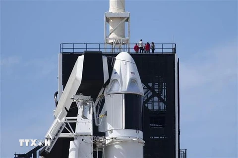 Tên lửa đẩy Falcon 9 của SpaceX và tàu vũ trụ Dragon tại Trung tâm không gian Kennedy ở Florida, Mỹ. (Nguồn: AFP/TTXVN)