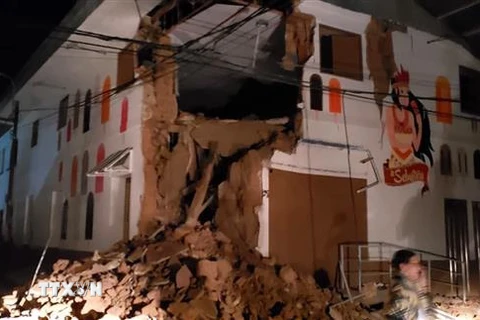 Một ngôi nhà bị hư hại sau trận động đất ở Yurimaguas, Peru. (Nguồn: AFP/TTXVN)