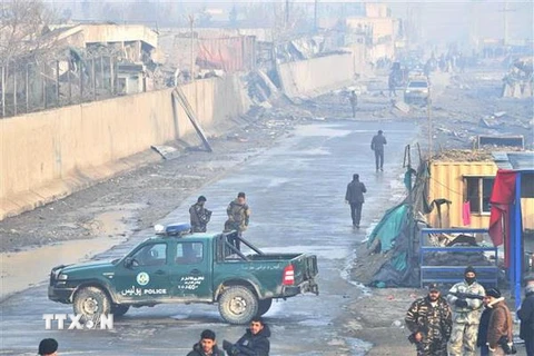 Hiện trường một vụ đánh bom gần khu ngoại giao đoàn ở phía Đông thủ đô Kabul. (Nguồn: THX/TTXVN)
