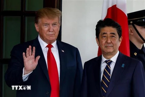 Tổng thống Mỹ Donald Trump (trái) và Thủ tướng Nhật Bản Shinzo Abe trong cuộc gặp tại Nhà Trắng ngày 26/4. (Nguồn: THX/TTXVN)