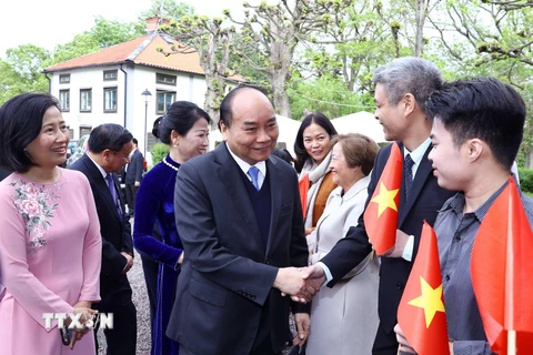 Thủ tướng Nguyễn Xuân Phúc với cán bộ, nhân viên Đại sứ quán và đại diện cộng đồng người Việt Nam tại Thụy Điển. (Ảnh: Thống Nhất/TTXVN)