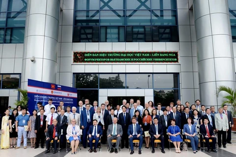 Lãnh đạo các trường đại học Việt Nam - Liên bang Nga tham dự Diễn đàn. (Ảnh: Việt Hà/TTXVN)