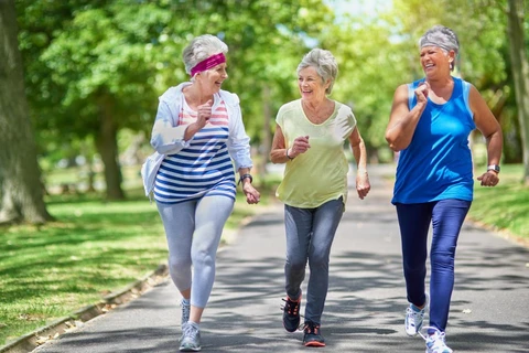 Đi bộ 7.500 bước mỗi ngày là đủ để giúp giảm nguy cơ tử vong ở phụ nữ lớn tuổi. (Nguồn: medicalnewstoday.com)