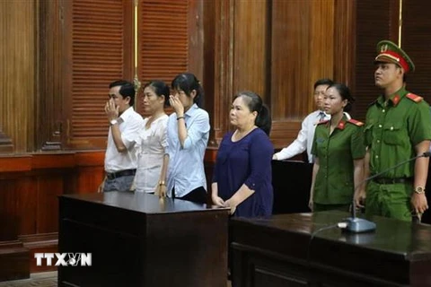 Các bị cáo nguyên là cán bộ phường 11, Quận 6, Thành phố Hồ Chí Minh nghe tuyên án. (Ảnh: Thành Chung/TTXVN)