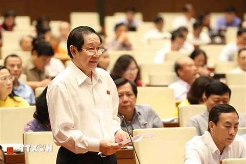 Bộ trưởng Bộ Nội vụ Lê Vĩnh Tân giải trình làm rõ ý kiến của Đại biểu Quốc hội. (Ảnh: Phương Hoa/TTXVN)