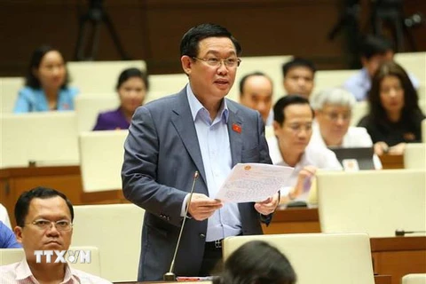 Phó Thủ tướng Vương Đình Huệ, Đại biểu Quốc hội tỉnh Hà Tĩnh phát biểu giải trình, làm rõ vấn đề đại biểu Quốc hội nêu. (Ảnh: Doãn Tấn/TTXVN)