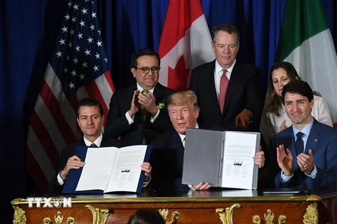 Tổng thống Mexico Enrique Peña Nieto (trái), Tổng thống Mỹ Donald Trump (giữa) và Thủ tướng Canada Justin Trudeau (phải) sau lễ ký USMCA ở Buenos Aires, Argentina, ngày 30/11/2018. (Nguồn: AFP/TTXVN)