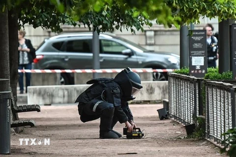 Chuyên gia xử lý bom làm nhiệm vụ tại hiện trường vụ nổ ở thành phố Lyon, Pháp ngày 25/5. (Nguồn: AFP/TTXVN)
