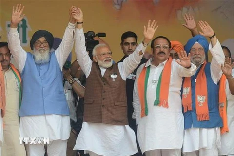 Thủ tướng Ấn Độ Narendra Modi (giữa) và cựu Thủ hiến bang Punjab Parkash Singh Badal (trái) và Chủ tịch Đảng BJP Shwait Malik (thứ 2, phải) tại lễ míttinh của BJP ở Hoshiarpur. (Nguồn: AFP/TTXVN)