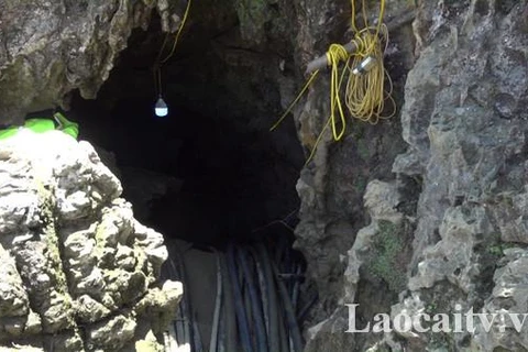 Lối vào hang nơi nạn nhân đang bị mắc kẹt. (Nguồn: laocaitv.vn)
