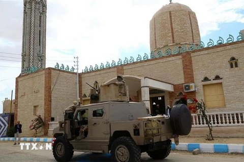 Lực lượng an ninh Ai Cập tuần tra tại al-Rawda, Bắc Sinai. (Nguồn: THX/TTXVN)