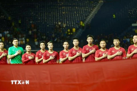 Đội tuyển Việt Nam thực hiện nghi thức chào cờ trước trận. (Ảnh: Nguyễn Minh Tiến/TTXVN)