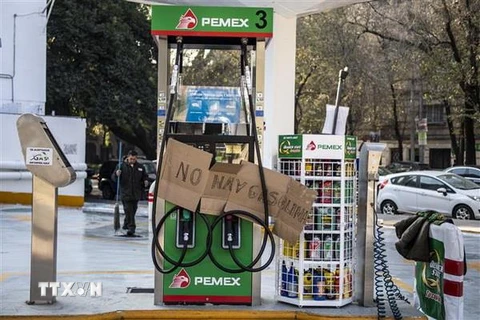 Một trạm xăng đóng cửa do tình trạng khan hiếm xăng dầu ở Mexico City, Mexico. (Nguồn: AFP/TTXVN)
