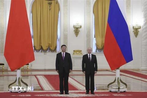 Tổng thống Nga Vladimir Putin (phải) và Chủ tịch Trung Quốc Tập Cận Bình (trái) tại cuộc gặp ở Moskva ngày 5/6. (Ảnh: AFP/TTXVN)