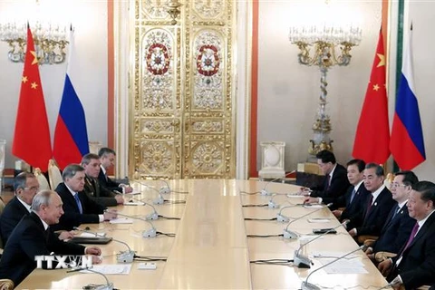 Tổng thống Nga Vladimir Putin (thứ 2 trái) và Chủ tịch Trung Quốc Tập Cận Bình (thứ 2 phải) tại cuộc gặp ở Moskva ngày 5/6. (Ảnh: AFP/TTXVN)