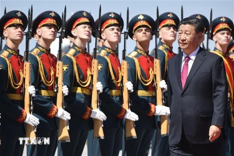 Chủ tịch Trung Quốc Tập Cận Bình duyệt đội danh dự tại lễ đón ở Moskva, Nga. (Ảnh: AFP/TTXVN)