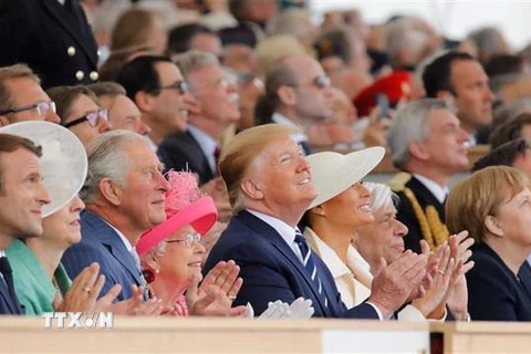 Tổng thống Mỹ Donald Trump (thứ 5, trái, hàng đầu), Nữ hoàng Anh Elizabeth II (thứ 4, trái, hàng đầu), Thủ tướng Anh Theresa May (thứ 2, trái, hàng đầu) cùng lãnh đạo các nước tham Lễ kỷ niệm 75 năm ngày quân Đồng minh đổ bộ vào bãi biển Normandy, tại thà