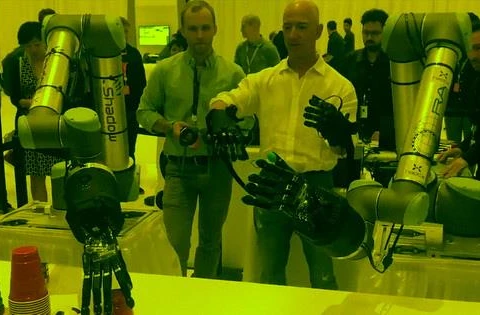 CEO Amazon Jeff Bezos giới thiệu các cánh tay robot thương mại có khả năng cầm nắm đồ vật như con người. (Nguồn: futurism.com) 