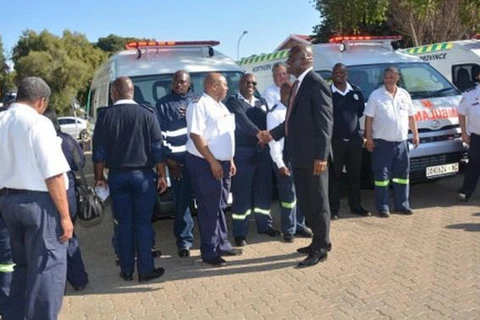 Tỉnh trưởng tỉnh Northern Cape nhận 63 xe cấp cứu. (Nguồn: ewn.co.za)
