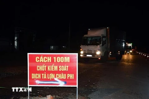 Chốt kiểm dịch đặt ngay tuyến Quốc lộ 1A dẫn vào tỉnh Cà Mau. (Ảnh: Thế Anh/TTXVN)