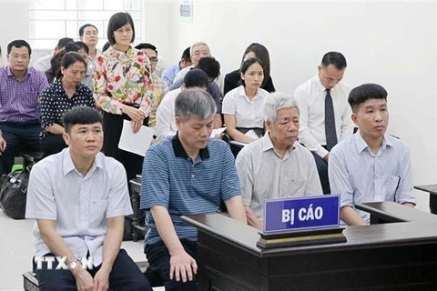Bị cáo Nguyễn Ngọc Sự, sinh năm 1957, nguyên Chủ tịch Hội đồng thành viên Vinashin (thứ hai bên trái sang) và các bị cáo tại phiên tòa. (Ảnh: Văn Điệp/TTXVN)