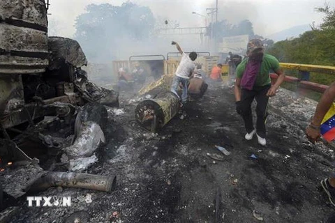 Xe tải chở hàng nhân đạo bị đốt tại khu vực biên giới giữa Venezuela và Colombia ngày 23/2. (Nguồn: AFP/TTXVN)