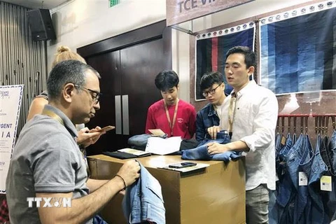 Gian hàng của doanh nghiệp Nhật Bản giới thiệu sản phẩm quần jean. (Ảnh: Mỹ Phương/TTXVN)