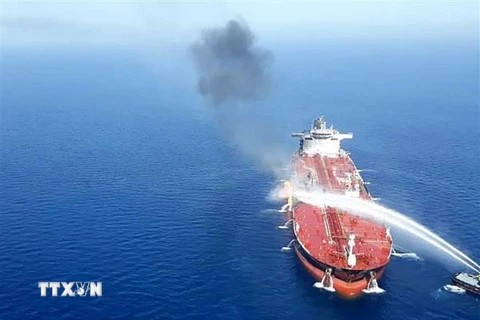 Tàu của hải quân Iran nỗ lực khống chế đám cháy trên tàu Front Altair của hãng tàu biển Frontline của Na Uy,tại Vịnh Oman. (Nguồn: AFP/TTXVN)