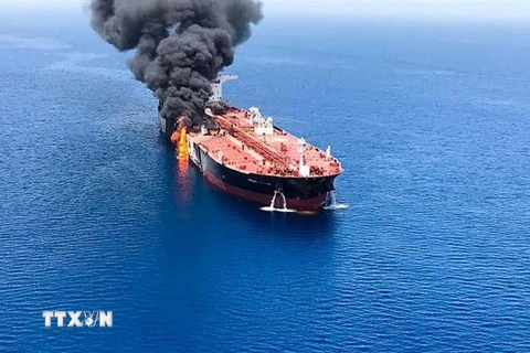 Khói lửa bốc ngùn ngụt từ một tàu chở dầu được cho là bị tấn công trên Vịnh Oman. (Nguồn: AFP/TTXVN)