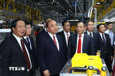 Thủ tướng Nguyễn Xuân Phúc và các đại biểu thăm xưởng lắp ráp Nhà máy sản xuất ôtô Vinfast. (Ảnh: Thống Nhất/TTXVN)