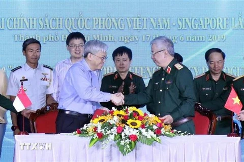 Thượng tướng Nguyễn Chí Vịnh và ông Chan Yeng Kit ký Kế hoạch hợp tác song phương. (Ảnh: Xuân Khu/TTXVN)