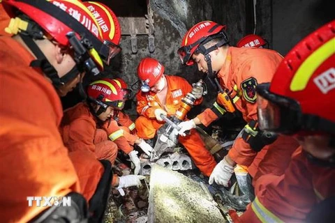 Lực lượng cứu hộ tìm kiếm các nạn nhân mắc kẹt trong trận động đất ở Nghi Tân, tỉnh Tứ Xuyên, Trung Quốc. (Nguồn: THX/TTXVN)