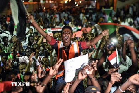 Người biểu tình tập trung tại thủ đô Khartoum, Sudan. (Nguồn: AFP/TTXVN)