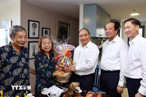 Thủ tướng Nguyễn Xuân Phúc đến thăm và tặng quà cho nhà báo Nguyễn Thị Hằng Nga, nguyên Chủ tịch Hội Nhà báo Thành phố Hồ Chí Minh. (Ảnh: Thống Nhất/TTXVN)