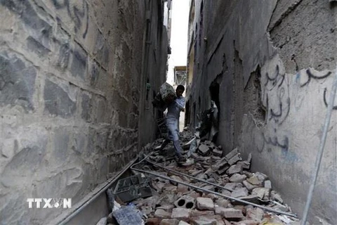 Cảnh đổ nát sau các cuộc không kích tại thủ đô Sanaa, Yemen. (Nguồn: THX/TTXVN)