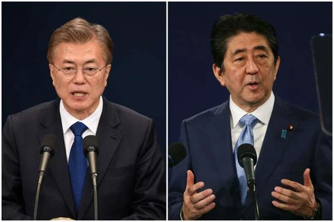 Thủ tướng Nhật Bản Shinzo Abe (phải) và Tổng thống Hàn Quốc Moon Jae-in. (Nguồn: Reuters/AFP)