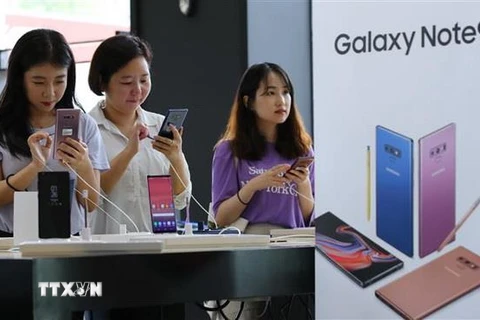Khách hàng trải nghiệm điện thoại Samsung Galaxy Note 9 tại một cửa hàng ở Seoul, Hàn Quốc. (Nguồn: Yonhap/TTXVN)