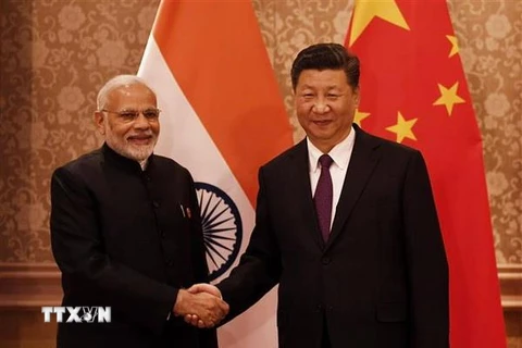 Thủ tướng Ấn Độ Narendra Modi (trái) trong cuộc gặp Chủ tịch Trung Quốc Tập Cận Bình bên lề Hội nghị thượng đỉnh Nhóm các nền kinh tế lớn mới nổi (BRICS) lần thứ 10 ở Johannesburg, Nam Phi tháng 7/2018. (Nguồn: AFP/TTXVN)