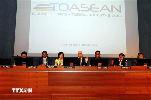 Đại sứ các nước ASEAN tại Italy tham gia sự kiện. (Ảnh: Huy Thông/TTXVN)
