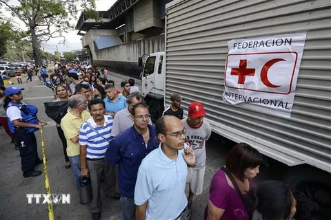 Người dân chờ đợi nhận hàng viện trợ tại Caracas, Venezuela. (Nguồn: AFP/TTXVN)