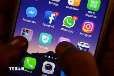 Biểu tượng Facebook, Instagram, Whatsapp trên một màn hình điện thoại. (Nguồn: AFP/TTXVN)
