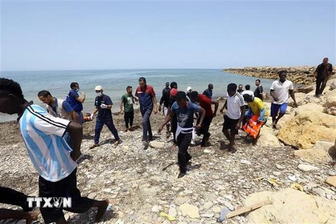 Người di cư sau khi được cứu ở ngoài khơi vùng biển phía đông Tripoli, Libya. (Nguồn: THX/TTXVN)