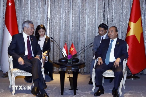 Thủ tướng Nguyễn Xuân Phúc gặp Thủ tướng Singapore Lý Hiển Long. (Ảnh: Thống Nhất/TTXVN)