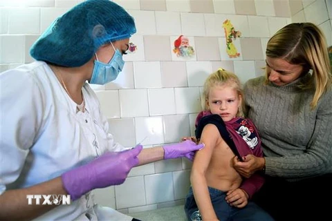 Tiêm phòng vắcxin sởi cho trẻ nhỏ. (Nguồn: AFP/TTXVN)